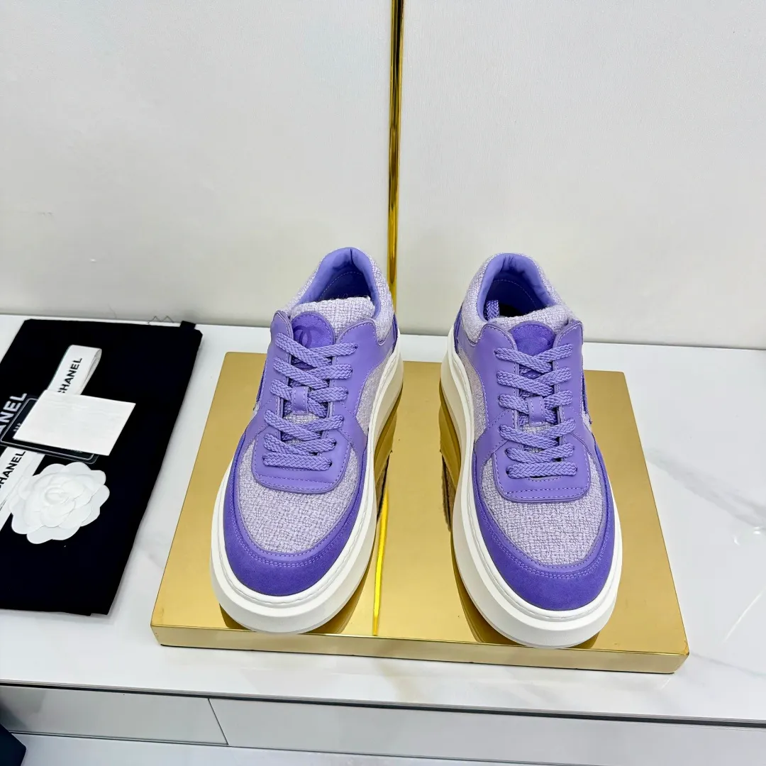 👟👟Ex-factory price 680👟👟 Upgraded version, upgraded version, upgraded version! No rebuttal accepted! ! ! ! Chanel Chanel panda shoes! 2025 counter's top casual sports shoes. This classic design; the upper is electro-embroidered with a variety of techniques; the outsole is fashionable and sporty; the unusual inclusion of a variety of color matching elements... The diversified mix and match is very good-looking and versatile, and can be used for leisure, fashion, sports, and outdoor... ꫛꫀꪝ Go➫ Materials: ❶Upper made of: original imported first-layer silk cowhide + original waterproof cloth + original first-layer cowhide ❷Inner lining: Original Yangli+Net ❸Outsole based on: Original TPU combination outsole Counter boutique packaging complete set for women 35–41 👉 👉 👉 👉 👉 👉 👉
